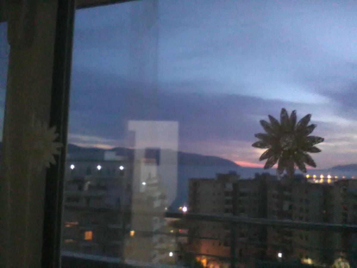 Lindita's Seaview Appartment Vlorë Esterno foto