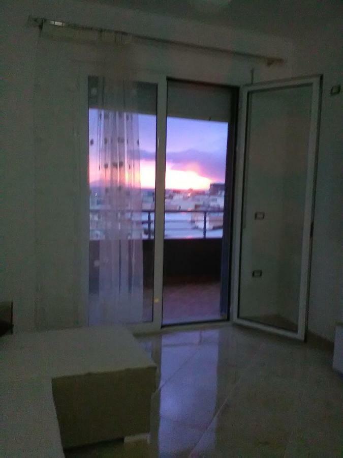 Lindita's Seaview Appartment Vlorë Esterno foto