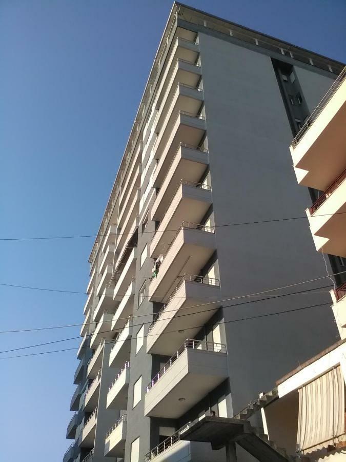 Lindita's Seaview Appartment Vlorë Esterno foto