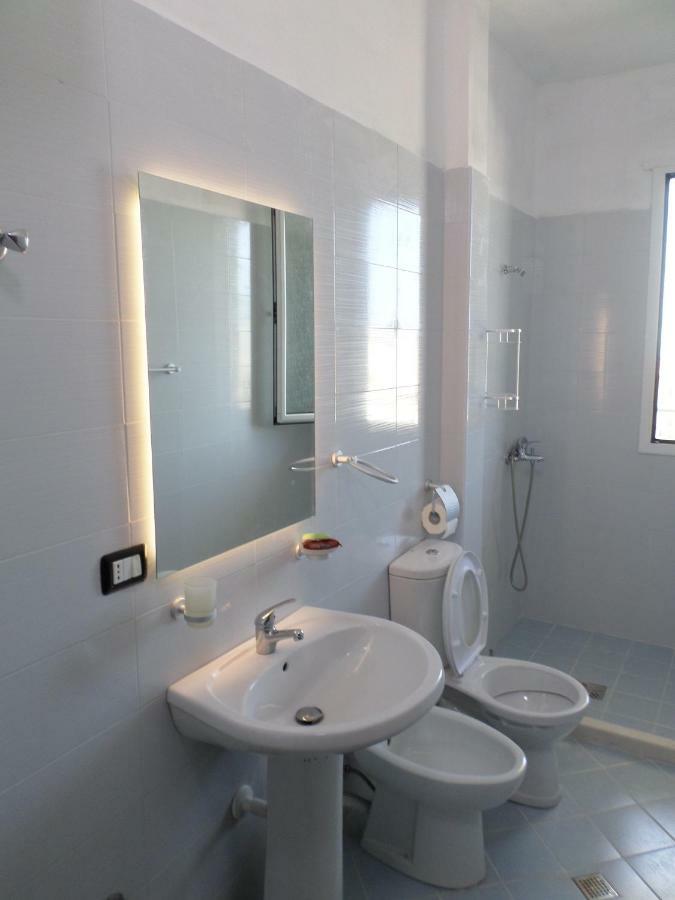 Lindita's Seaview Appartment Vlorë Esterno foto